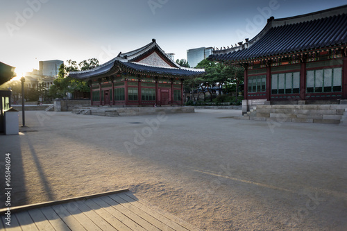 Zdjęcie XXL świątynia w centralnym Seulu w Korei Południowej wieczorem