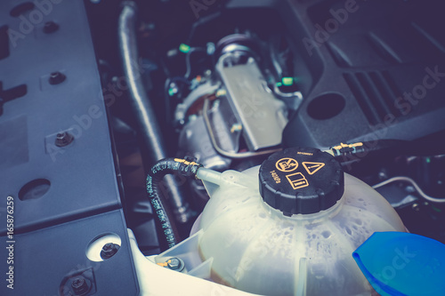 Fotografía Close up Coolant container in a car's engine bay