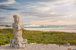 Maja Skulptur am Strand der Karibik bei Sonnenuntergang in Mexiko