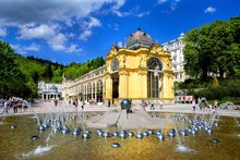 Mariánské Lázně (Marienbad): Main Cast Iron Colonnade And Singing Fountain - Great And Famous Czech Spa Town In The West Part Of The Czech Republic (region Karlovy Vary)