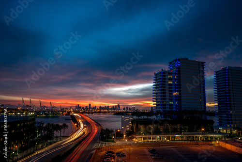 Zdjęcie XXL Ruch na Miami Causeway o zachodzie słońca