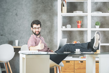 Canvas Print - Man with laptop showing thumbs up