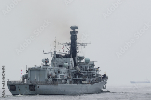 Plakat BRYTYJSKI FRYGATOR - okręt wojenny na patrolu w morzu