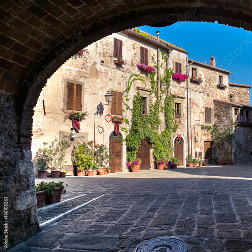 malownicze-stare-miasteczko-montemerano-we-wloszech