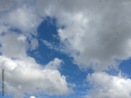 Zdjęcie XXL błękitne niebo z pięknymi białymi chmurami