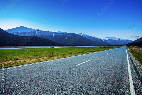 Valokuva beautiful scenic of asphalt way in aspiring national park south new zealand