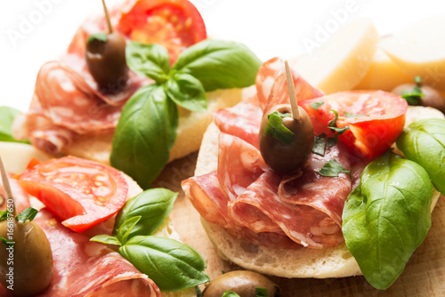 Fotografie, Obraz Stuzzichini di pane, salame e formaggio, Italian Appetizers