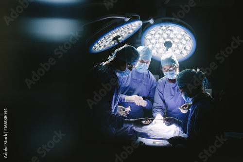 Fotomural Team of professional surgeons performing surgery