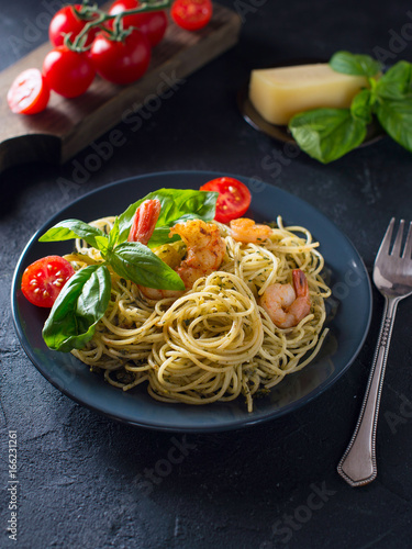 makaron-pelnoziarnisty-spaghetti-z-krewetkami-widok-z-gory-pomidory-koktajlowe