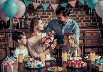 Sticker - Family celebrating birthday