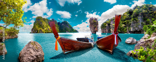 Plakat Malowniczy krajobraz Tajlandii. Plaża i wyspy Phuket. Podróże i przygody w Azji
