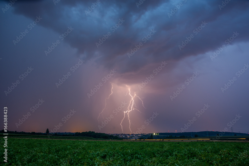 Blitzeinschlag über einem Feld