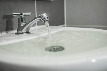overflowing water from the washbasin