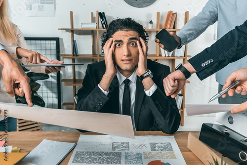 Fotografía overworked businessman missing deadline due to work while colleagues pressing ne