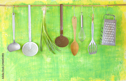 Zdjęcie XXL różne przybory kuchenne i zielona cebula ,, koncepcja gotowania, dobra kopia miejsce