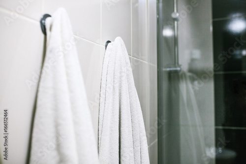 Zdjęcie XXL Białe ręczniki powiesić na ścianie w łazience. Czystość, prysznic.