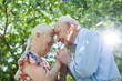 älteres Senioren Paar flirtet verliebt