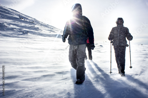 Photographie Winter hiking in the mountains on a sunny windy day