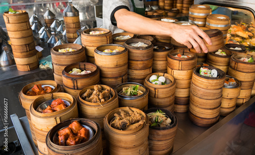 Photo Hand of chef picked up a dim sum are steaming on the stove Chinese restaurant that is popular in Hong Kong