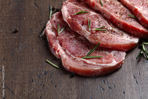 Cuadros en Lienzo Filete de cerdo con romero y pimienta