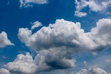 Fototapeta Niebo - The puffy clouds in the blue sky.