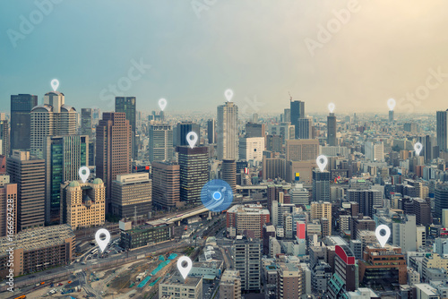 Plakat Wyszukiwanie lokalizacji na mapie i pin nad miastem Osaka i połączenie sieciowe, internet rzeczy, koncepcja systemu nawigacji satelitarnej