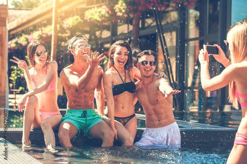 Fotografía Group of friends together in the swimming pool leisure