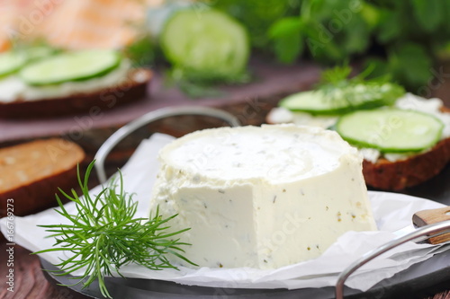 Cuadros en Lienzo Delicioso queso suave con verduras