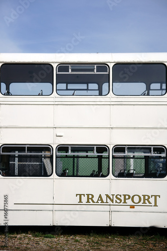 Fotografie, Tablou Doppeldeckerbus / Die Seitenansicht auf die unteren Sitzreihen und Fensterreihen eines alten Doppeldeckerbusses