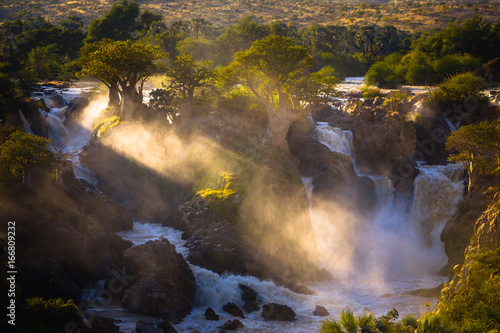 mglisty-wschod-slonca-na-epupa-spada-granica-kunene-namibia-angola