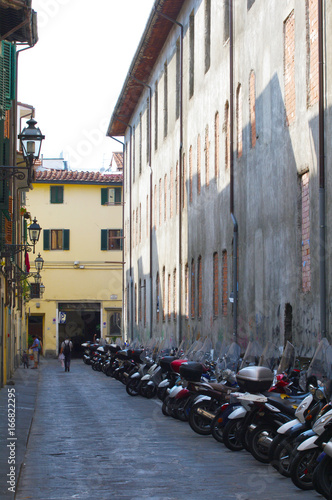 Fotomural Italian motorcycles parked in alley