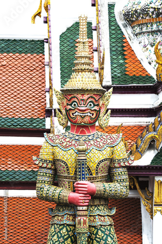 Fotografía Close up giant statue at wat phra kaew in bangkok,Thailand.