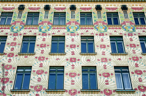 Plakat Dom Majolika (Majolikahaus) z dekoracją kwiatową w pobliżu Naschmarkt w Wiedniu (Austria); słynny przykład budownictwa Jugendstila (secesja) Otto Wagnera il 1899