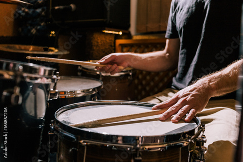Zdjęcie XXL Perkusista z perkusją zbliżenie. Studio nagrań, profesjonalny proces muzyczny, koncert na żywo, hobby dla mężczyzn