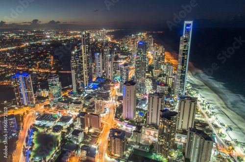 Valokuva Glistening city lights of the Gold Coast at Surfers Paradise.