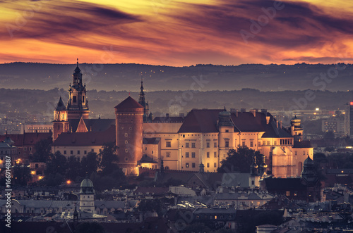 Plakat Panorama Krakowa z Kopca Krakusa, krajobraz Polski wieczorem.