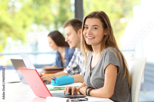 Fotomural Happy student posing in a classroom