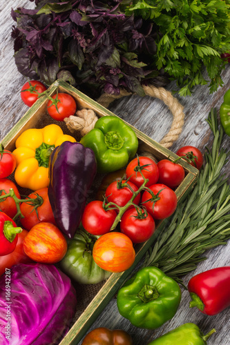 Zdjęcie XXL Set różni świezi surowi kolorowi warzywa w drewnianej tacy