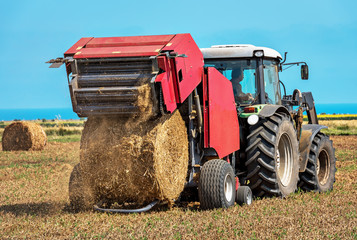 Aufkleber - Universal tractor harvesting straw in the field.