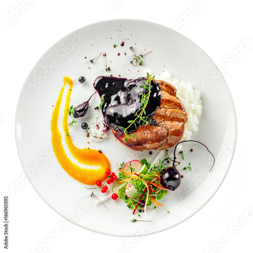 Fotomural Gourmet meat steak, vegetable salad, sauce and rice on a plate