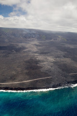 Sticker - Glühende Lava fliesst ins Meer an der Südküste von Big Island, Hawaii, USA.