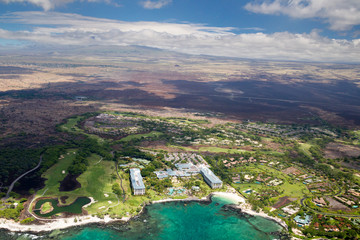 Sticker - Luftaufnahme des Luxushotels Fairmont Orchid an der Westküste von Big Island, Hawaii, USA, mit Blick auf den wolkenverhangenen Mauna Kea.