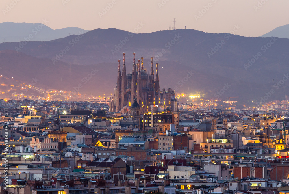Obraz na płótnie Barcelona city and sagrada familia at dusk time w salonie