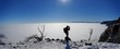Winterlandschaft Panorama mit fotografierendem Mann