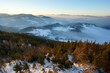 Winterlandschaft mit Nebel in den Bergen