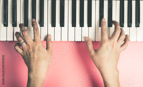 Zdjęcie XXL Muzyk gra na klawiaturze obiema rękami