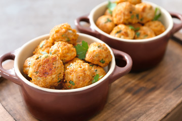 Canvas Print - Ceramic dish with delicious turkey meatballs on wooden tray