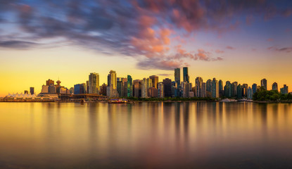 Fototapete - Sunset skyline of Vancouver downtown from Stanley Park