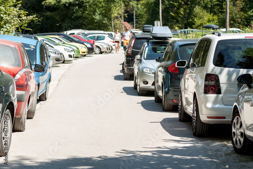 Fotografia  narrow street problems with parking traffic jam