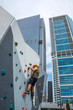 © Michael Eichhammer - Mann mit Helm auf Kletterwand bouldern